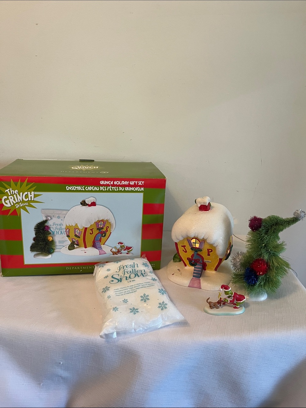 Department 56 Dr. Seuss Grinch Village Grinch Holiday Gift Set
Cindy Lou